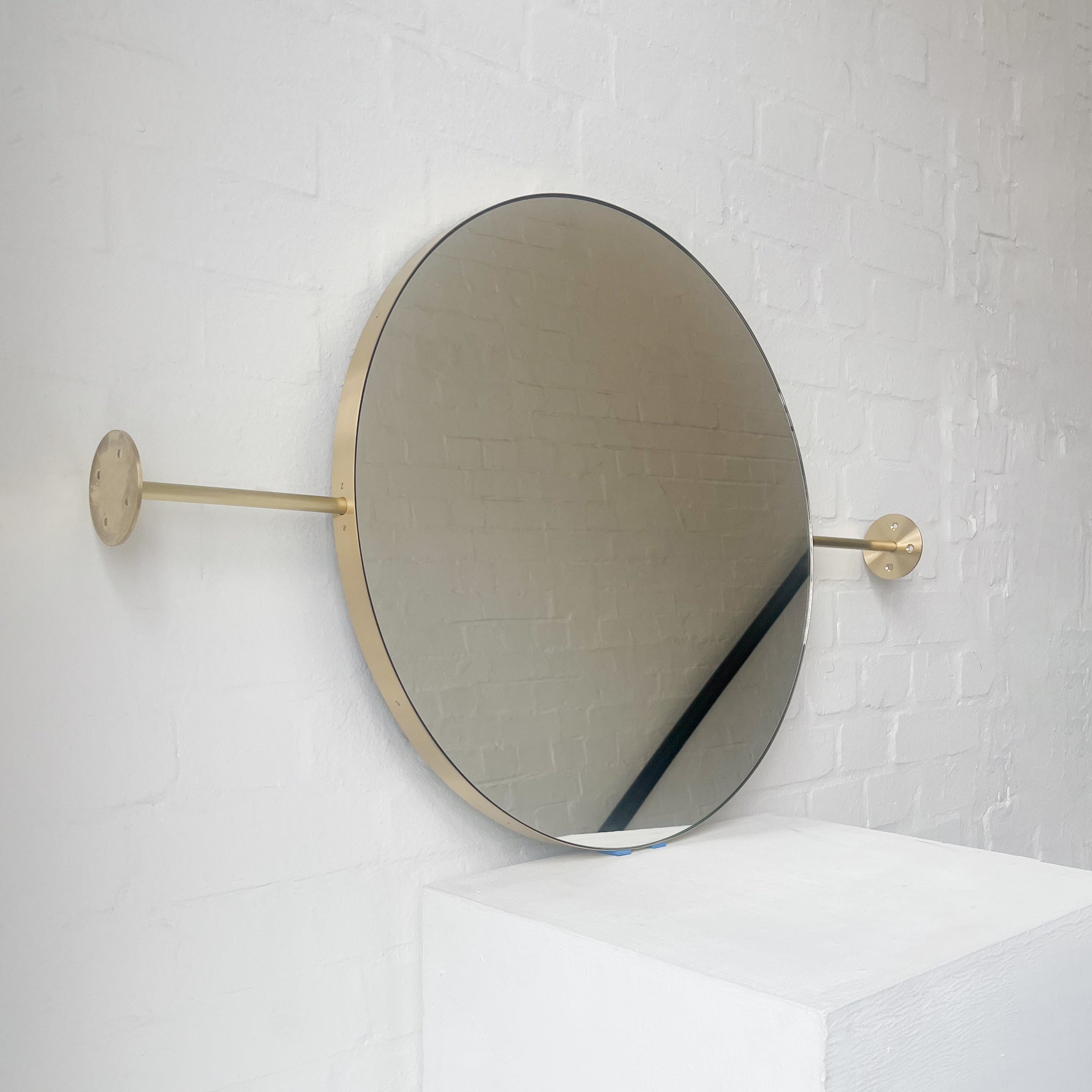 Wall-to-Wall Orbis Round Modern Mirror with Brushed Brass Frame – DYOM ...